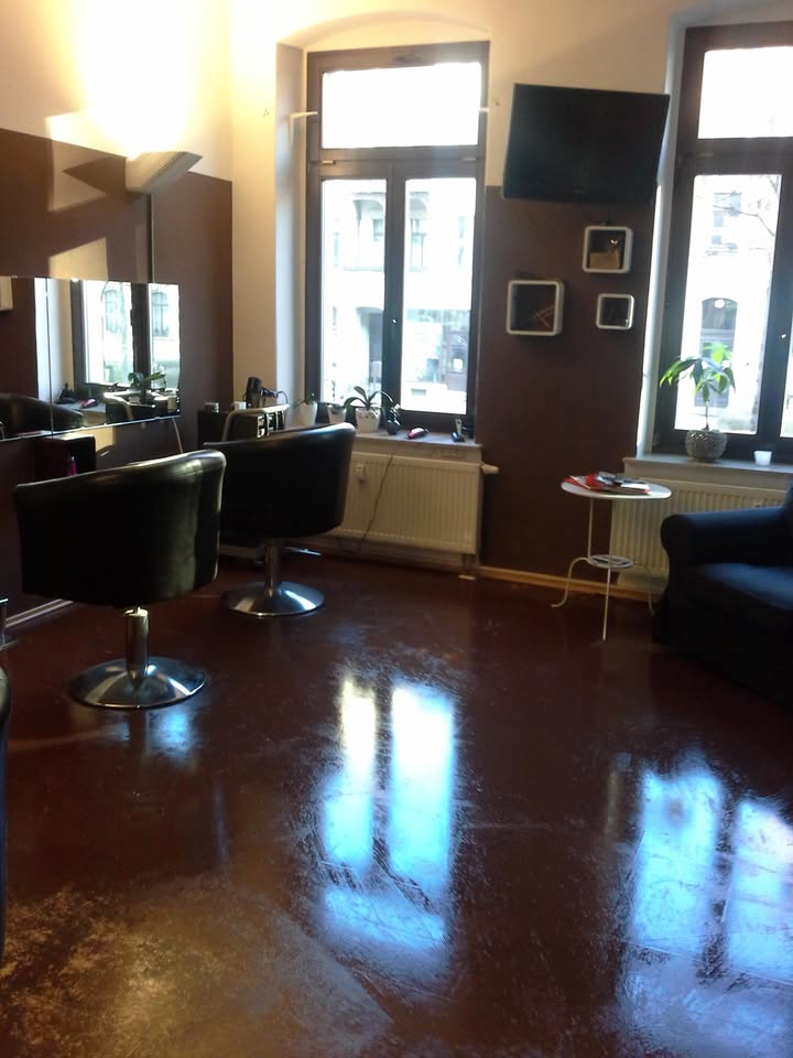 Zweiter Arbeitsbereich im Salon mit Blick auf die Weststraße